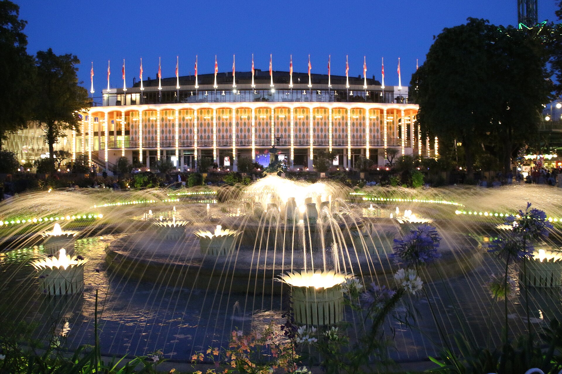 夜のチボリ公園。噴水と建物がライトアップされる