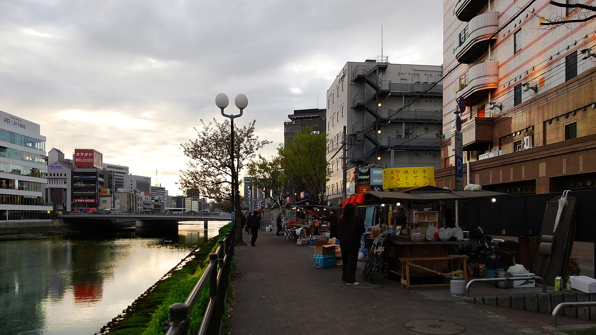 中洲の川沿いに並ぶ屋台