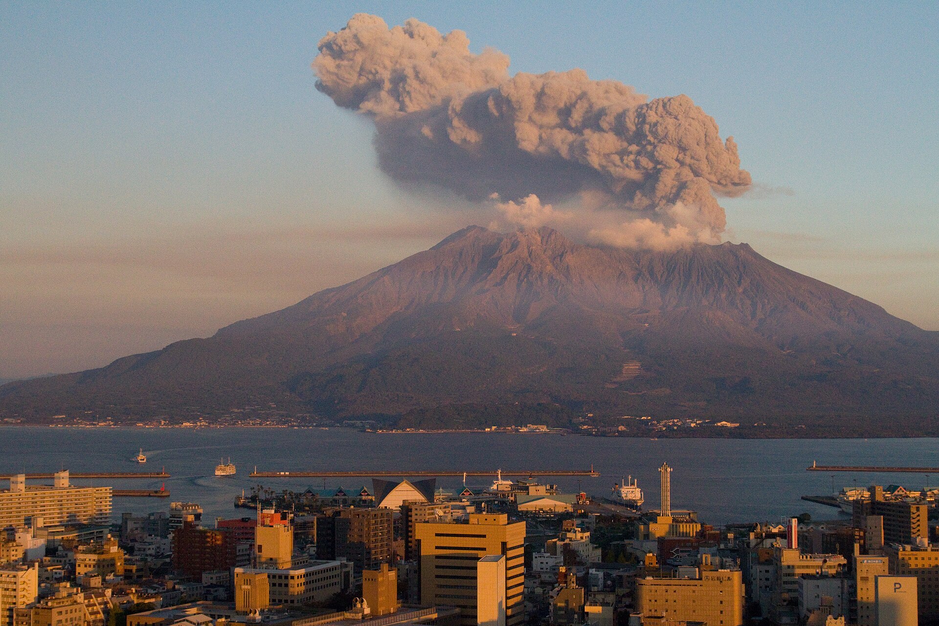 夕日に染まる桜島。噴煙が上がっている