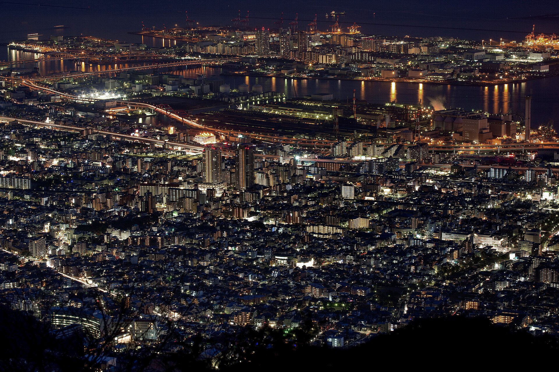 夜の神戸の街と港