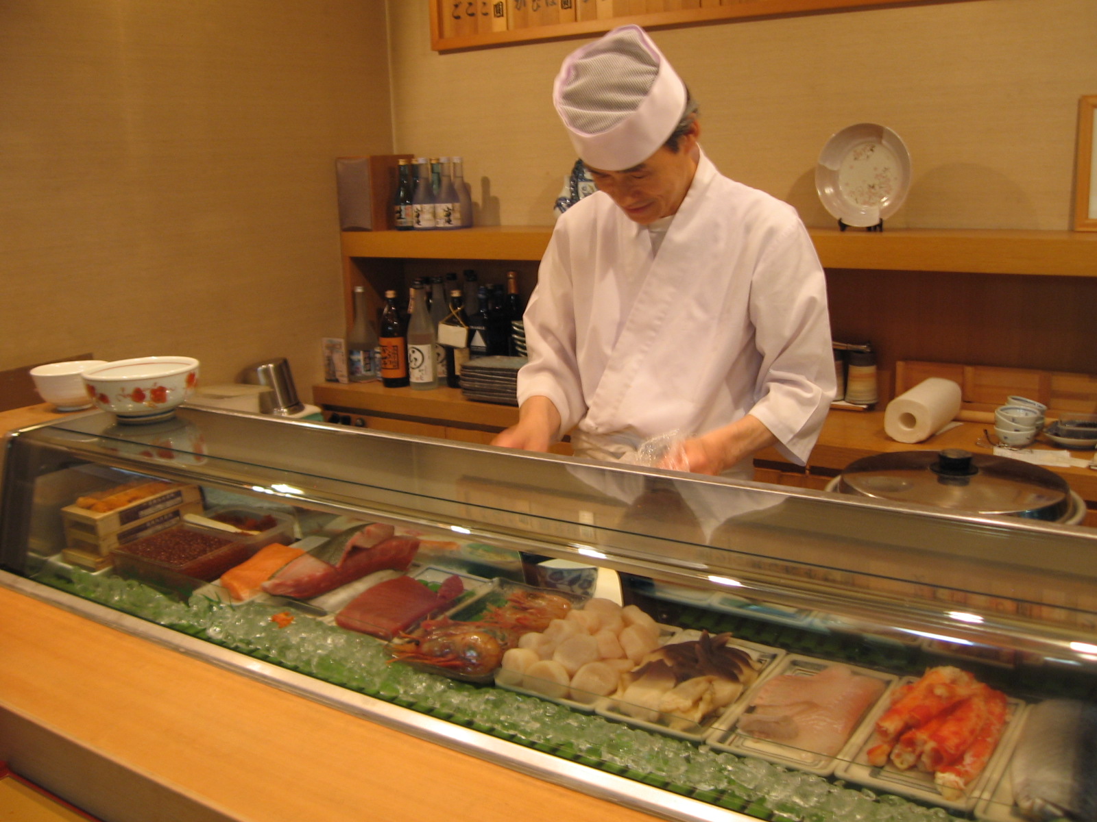 小樽の寿司店で握る職人